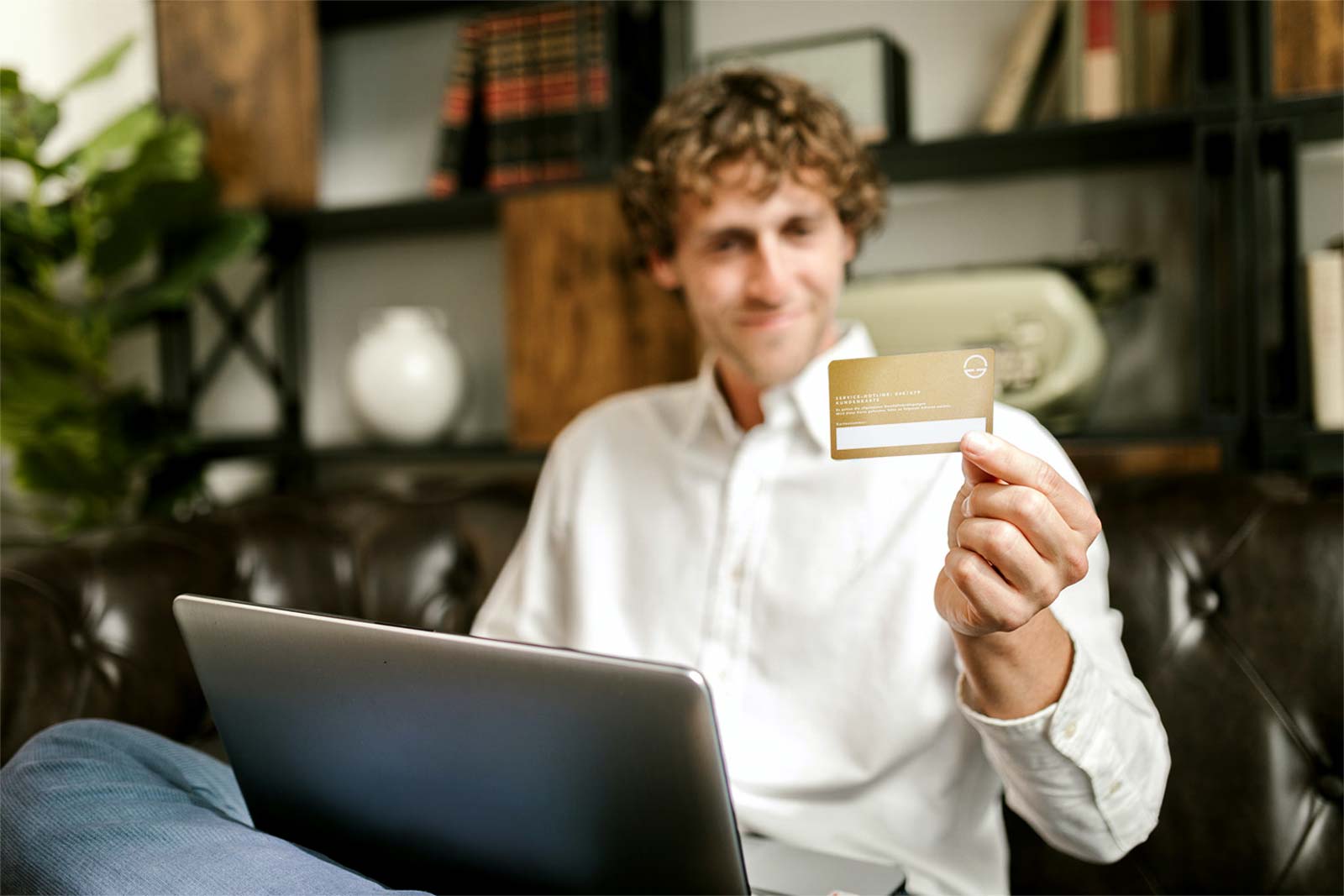Hochwertig veredelte Geschenkkarte mit Goldprägung in der Hand