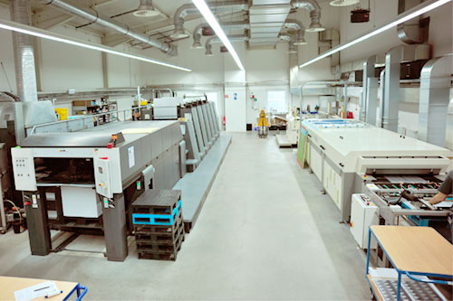 Druckbogen in der Offsetproduktion bei CF Card Factory