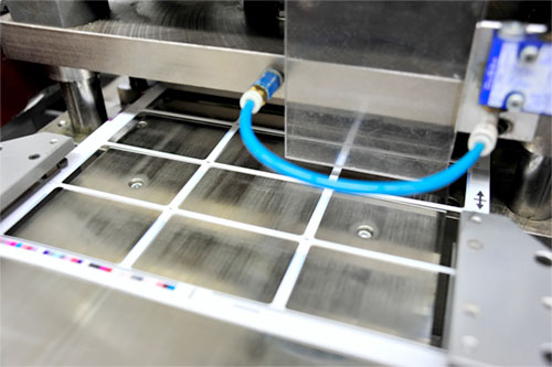 Detailansicht einer Produktionsmaschine in der Kartenherstellung