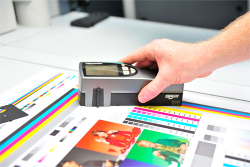 Qualitätskontrolle einer Plastikkarte mit präzisem Messgerät bei CF Card Factory