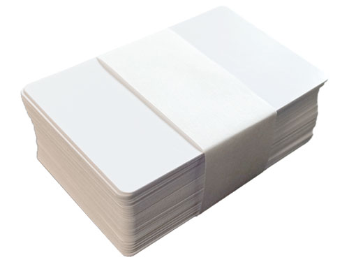 Gebündelte Plastikkarten mit Papierbanderole bei CF Card Factory
